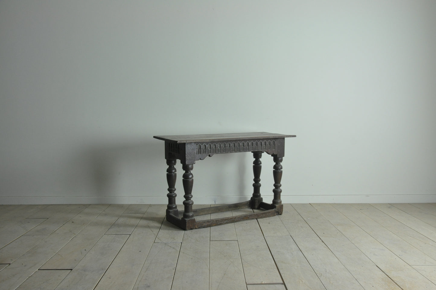 C17th oak side / console / centre table