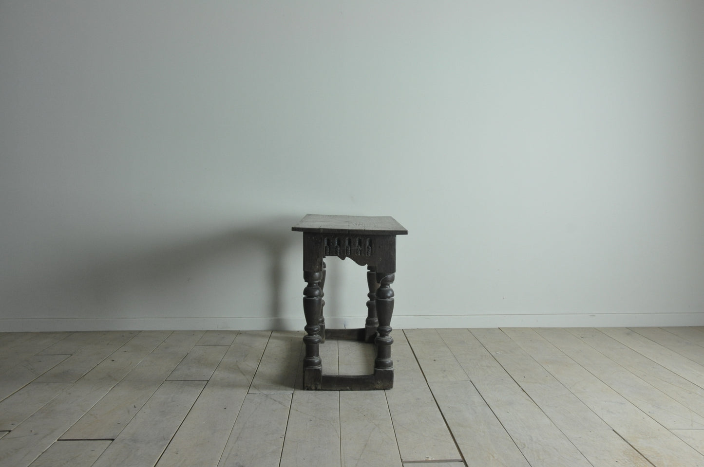 C17th oak side / console / centre table