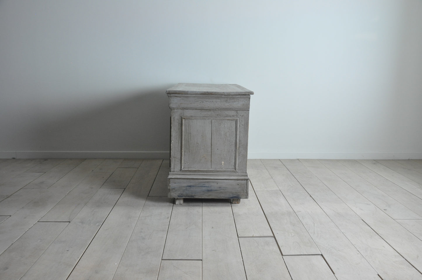 Old French shop counter with 3 drawers