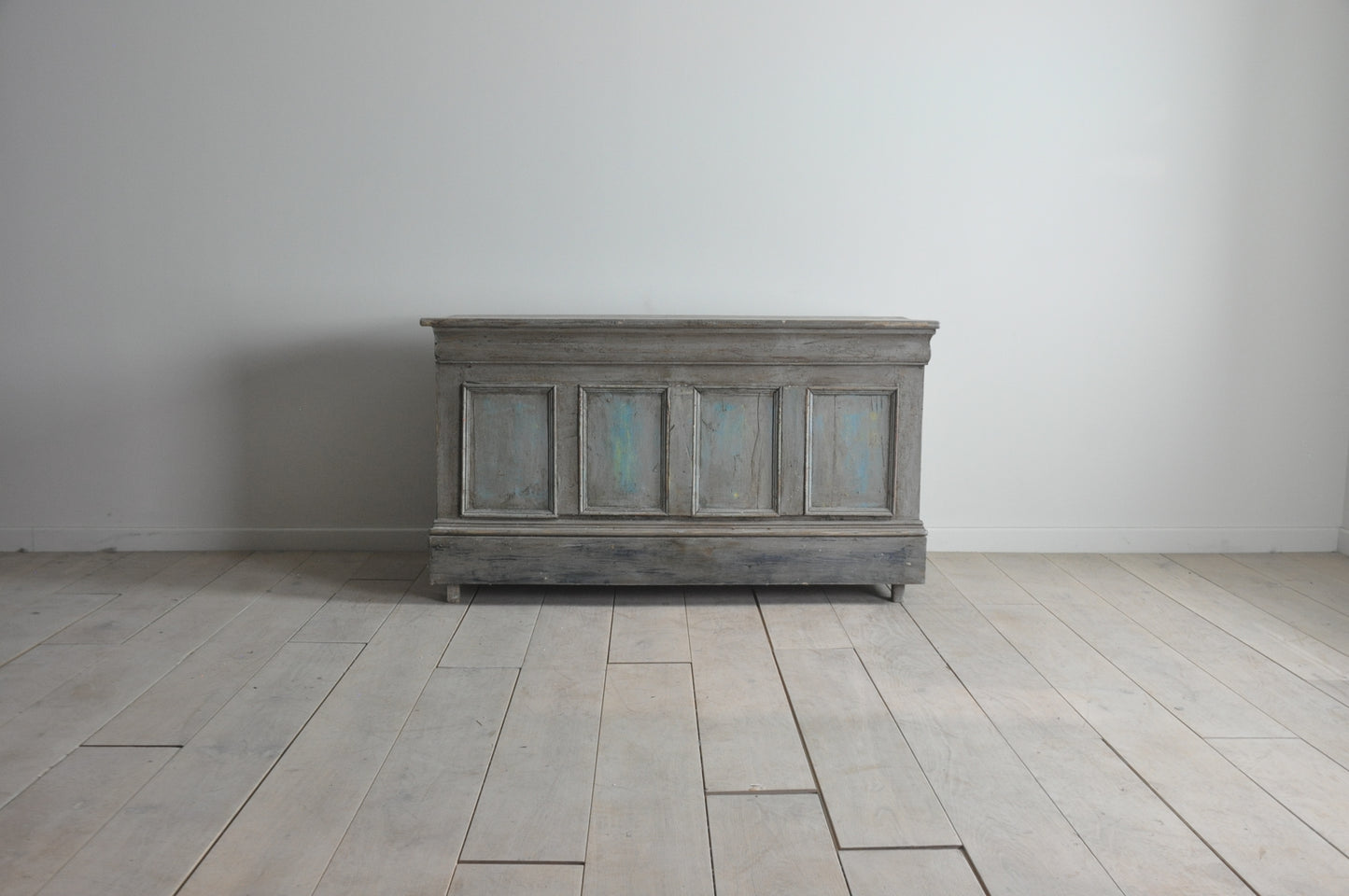 Old French shop counter with 3 drawers