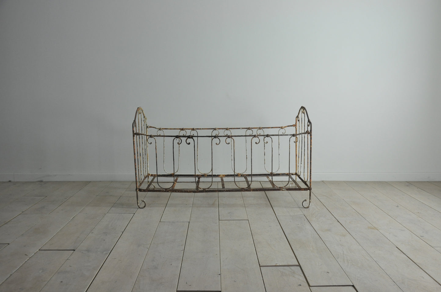 Old French metal bed