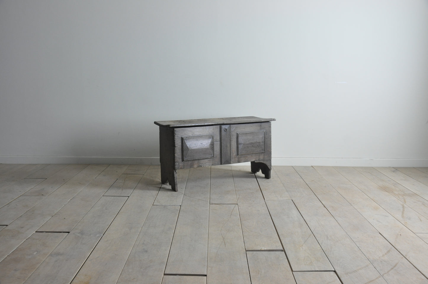 C17th dry oak 6-plank coffer of lovely light colour