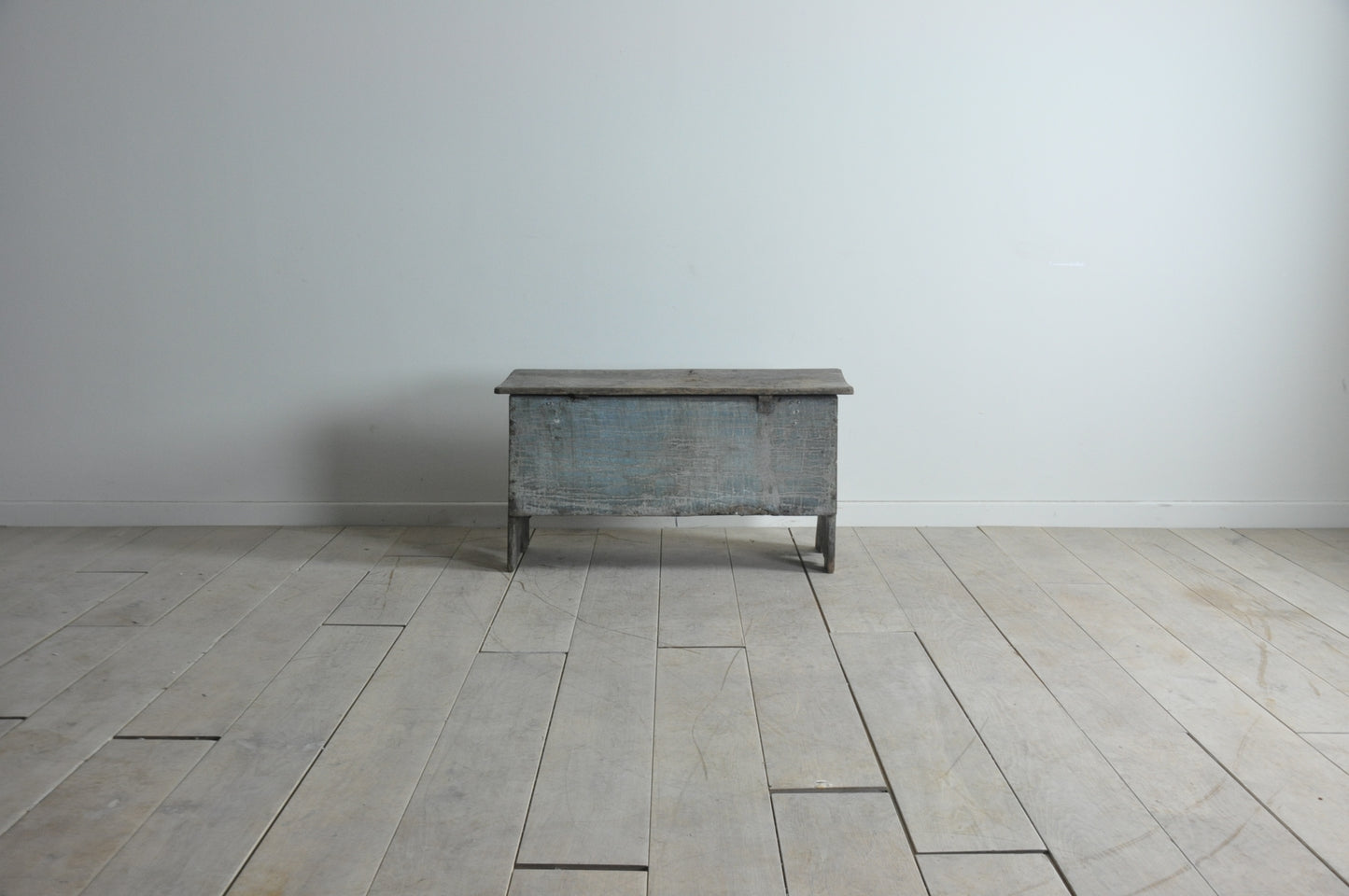 C17th dry oak 6-plank coffer of lovely light colour